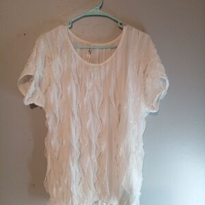 Andrea MISSY White Ruffle Textured Blouse. L Short Sleeve.